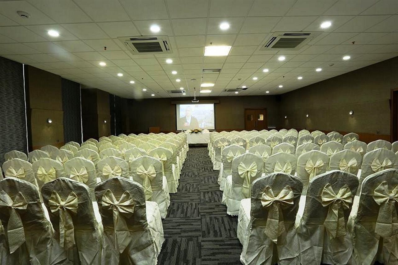The Gold Beach Resort Daman Ngoại thất bức ảnh
