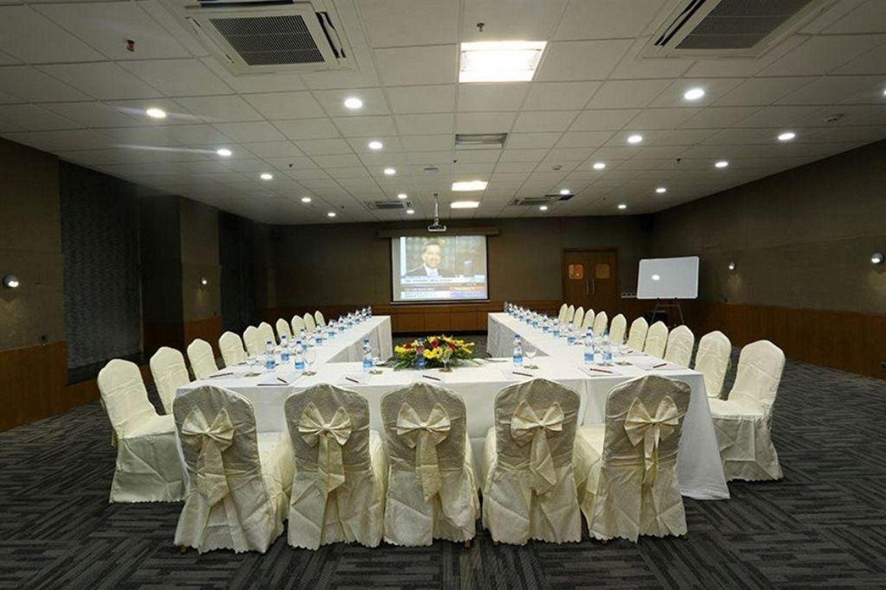 The Gold Beach Resort Daman Ngoại thất bức ảnh