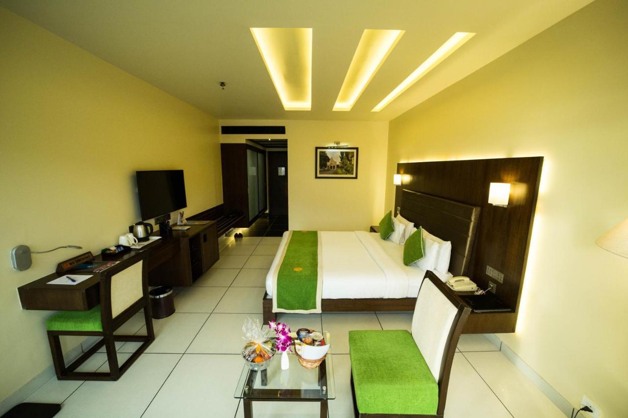 The Gold Beach Resort Daman Ngoại thất bức ảnh